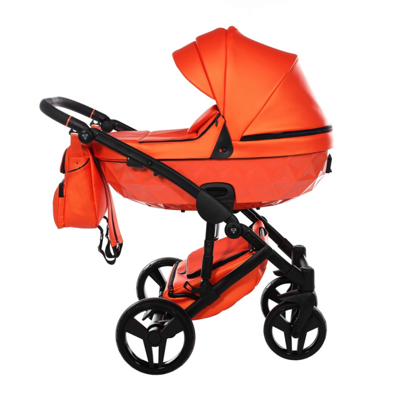 Poussette bébé confort - cosy nacelle base city pour la voiture ainsi que  les attache pour le transport de la nacelle en voiture.